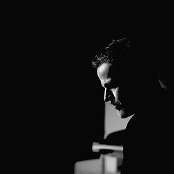 Beluister 'Étrange Hiver' de nieuwe single van Tom Mcrae